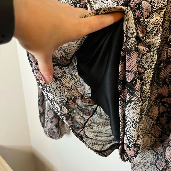 A Love Story Pink Snakeskin Pattern Off Shoulder Top Size Large - Picture 6 of 8